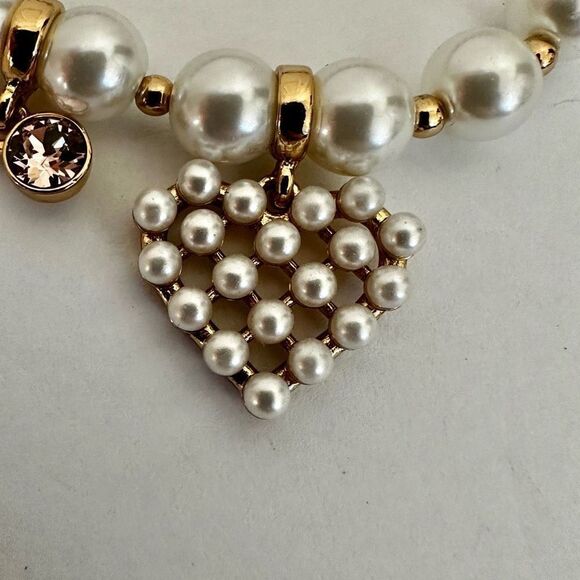 Faux pearl heart charm stretchy bracelet - Picture 4 of 10